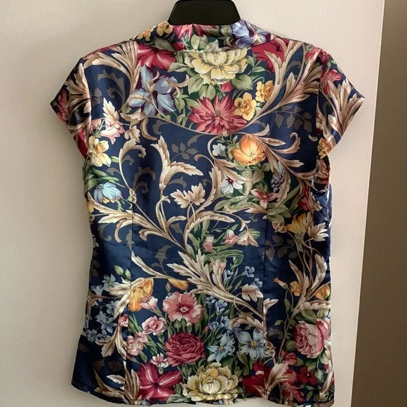 Supper unique 65% silk short sleeve floral top. - Picture 6 of 11